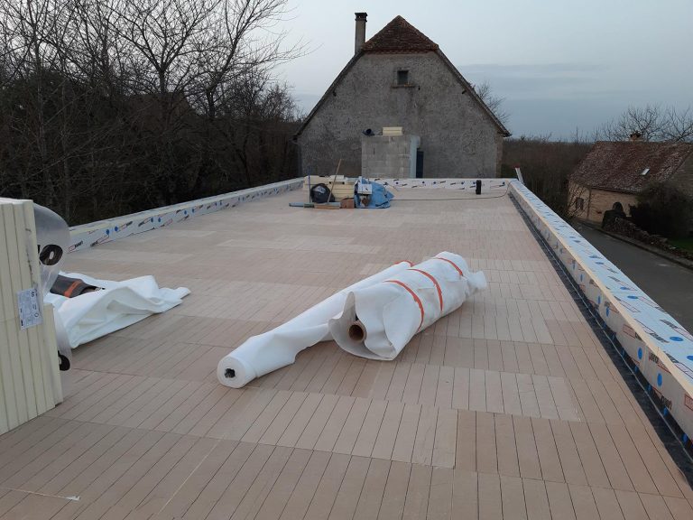 Etanchéité toit plat EPDM : Les bandes périmétriques sont indispensable lorsque votre membrane est maintenue par lestage.