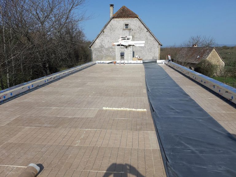 Mise en place de l'EPDM 1.2mm Toiture et vulcanisation sur bande périmétrique.