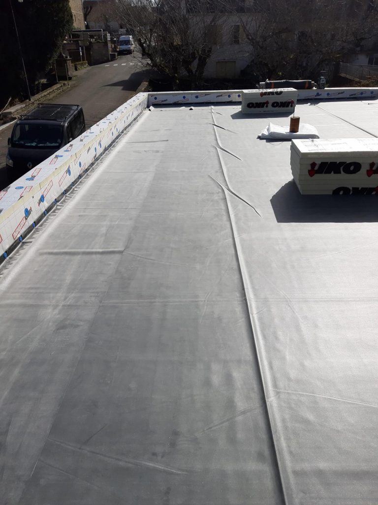 Mise en place de l'EPDM 1.2mm Toiture et vulcanisation sur bande périmétrique.