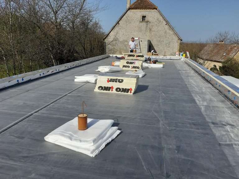 Mise en place de l'EPDM 1.2 mm Carlisle SureSeal et vulcanisation sur bande périmétrique