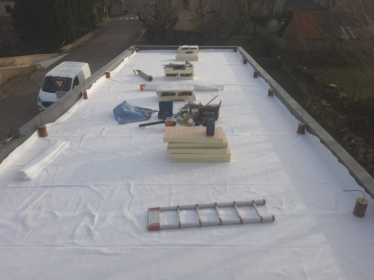 Mise en place de l'EPDM 1.2mm Toiture et vulcanisation sur bande périmétrique.