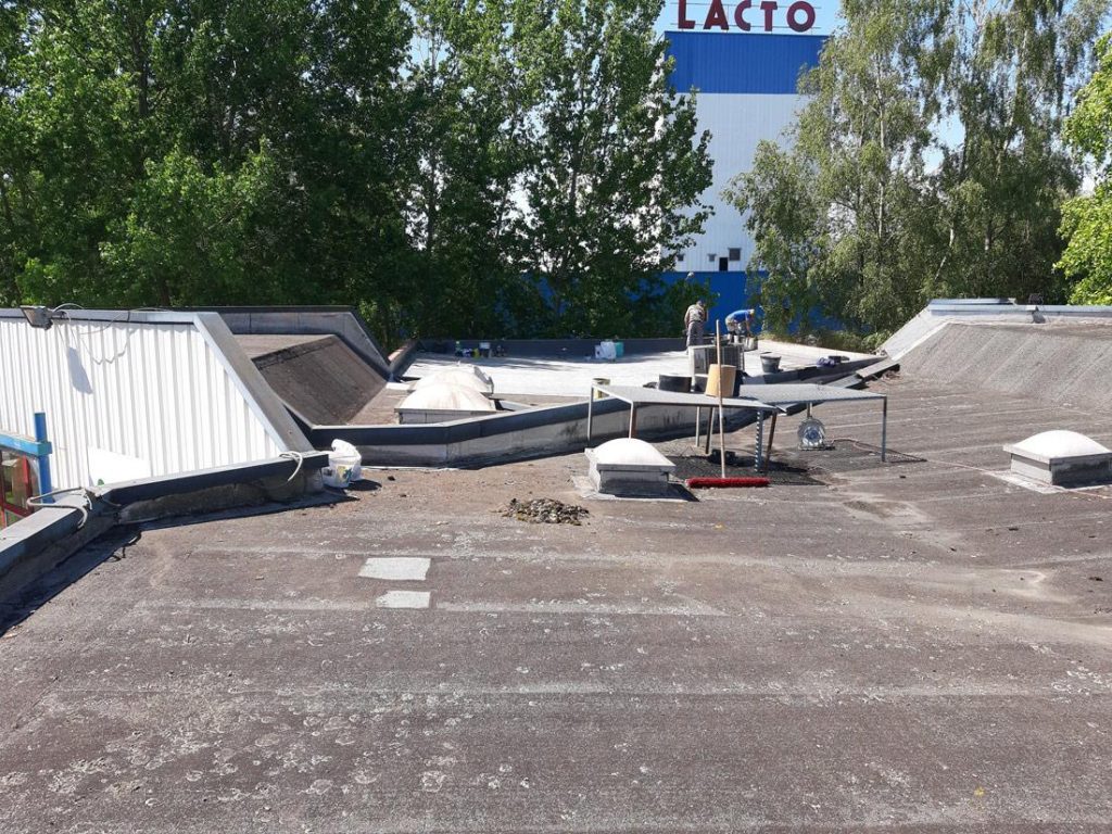 Réfection d'une étanchéité bitumineuse. 200 m2 . Pose d'une géomembrane EPDM en fixation mécanique sur bac acier.