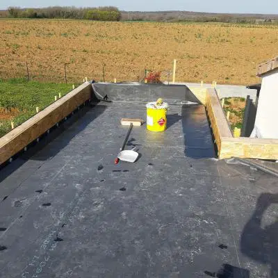 Collage de la membrane EPDM sur acrotères