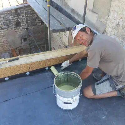 Un employé heureux après la pose de la membrane EPDM