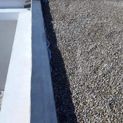 Toiture plate EPDM gravier : Acrotères en attente de couvertine