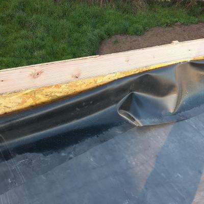 Après temps de séchage, pose de la membrane EPDM sur support