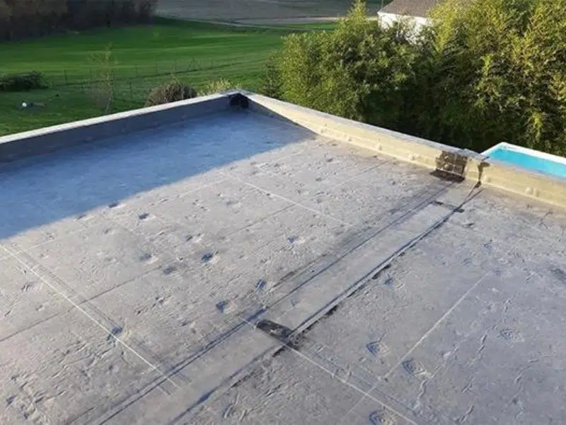 Encoller de l’EPDM sur isolant 160mm. Toiture Chaude.