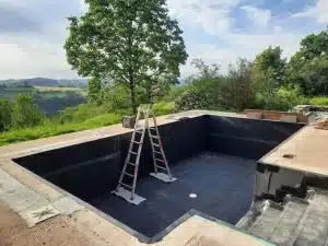 Résultat final du chantier de rénovation d'une piscine en béton