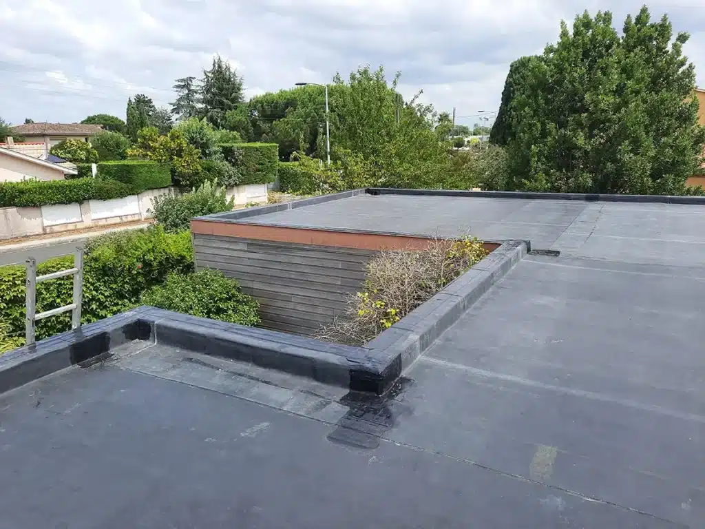 Vue de plu prêt des pièces de détails d'un toit encollé en EPDM